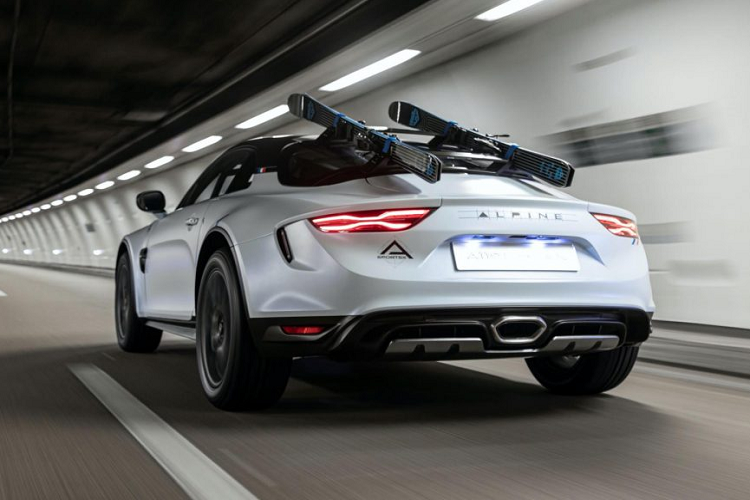 Chiếc A110 SportsX này được hãng phát triển trên nền tảng của A110 Pure. Chính vì thế, khối động cơ 1,8 lít tăng áp, đặt giữa của xe có khả năng tạo ra công suất cực đại 248 mã lực cùng 320 Nm mô-men xoắn. Với sức mạnh này, Alpine A110 Pure có khả năng tăng tốc lên 100 km/h trong 4,5 giây trước khi đạt tốc độ tối đa 250 km/h.