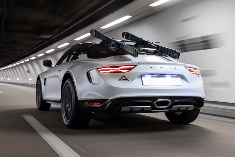 Chiếc A110 SportsX này được hãng phát triển trên nền tảng của A110 Pure. Chính vì thế, khối động cơ 1,8 lít tăng áp, đặt giữa của xe có khả năng tạo ra công suất cực đại 248 mã lực cùng 320 Nm mô-men xoắn. Với sức mạnh này, Alpine A110 Pure có khả năng tăng tốc lên 100 km/h trong 4,5 giây trước khi đạt tốc độ tối đa 250 km/h.