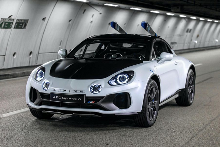 Bên cạnh A110 SportsX, Alpine còn mang đến FAI những chiếc xe thể thao, xe đua hàng hiếm khác như A210 (nguyên mẫu), Vison Gran Turismo, Alpine A110 1800 – 1972 Gp4 từng được cầm lái bởi François Alessandri và Jean Pierre Manzagol, một chiếc 1971 A110 “berlinette” 1300 và chiếc xe đầu bảng hiện tại, A110S.