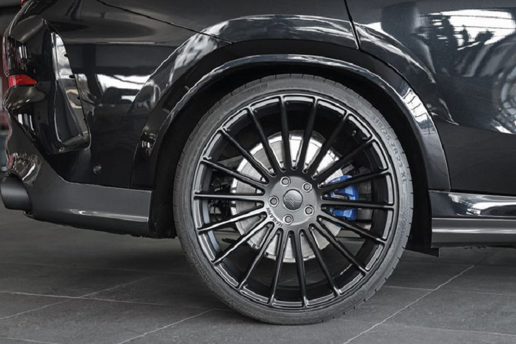 Hãng độ Đức cũng không quên nâng cấp nội thất cho BMW X6 2020 dù khá ít, có thể kể đến như bộ bàn đạp và gác chân thể thao, thảm sàn đặc biệt và biểu tượng của Hamann thay thế logo BMW trên vô lăng.