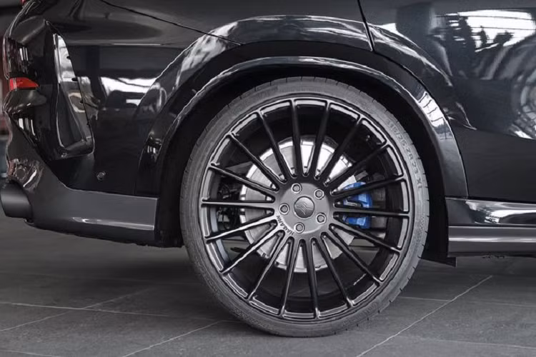 Hãng độ Đức cũng không quên nâng cấp nội thất cho BMW X6 2020 dù khá ít, có thể kể đến như bộ bàn đạp và gác chân thể thao, thảm sàn đặc biệt và biểu tượng của Hamann thay thế logo BMW trên vô lăng.