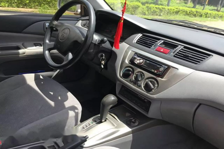 So với các dòng xe đối thủ khác tại thời điểm số sử dụng hộp số tự động ít cấp (khoảng 4 cấp). Hộp số CVT của Lancer Gala mang ưu điểm ở khả năng vận hành êm ái, dễ chịu cho người lái và hàng khách khi tăng tốc và giảm tốc. Không xảy ra tình trạng “giật cục” (shift shock) giữa các bước số và khá tiết kiệm nhiên liệu. Tuy nhiên, hộp số CVT ở thời kỳ đầu còn khá nhiều nhược điểm, như ồn, đặc biệt là độ bền cũng như tuổi thọ của dây đai, nhưng hiện tại hộp số tự động biến thiên liên tục CVT ngày nay đã được cải tiến rất nhiều.