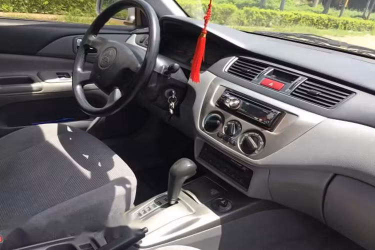 So với các dòng xe đối thủ khác tại thời điểm số sử dụng hộp số tự động ít cấp (khoảng 4 cấp). Hộp số CVT của Lancer Gala mang ưu điểm ở khả năng vận hành êm ái, dễ chịu cho người lái và hàng khách khi tăng tốc và giảm tốc. Không xảy ra tình trạng “giật cục” (shift shock) giữa các bước số và khá tiết kiệm nhiên liệu. Tuy nhiên, hộp số CVT ở thời kỳ đầu còn khá nhiều nhược điểm, như ồn, đặc biệt là độ bền cũng như tuổi thọ của dây đai, nhưng hiện tại hộp số tự động biến thiên liên tục CVT ngày nay đã được cải tiến rất nhiều.