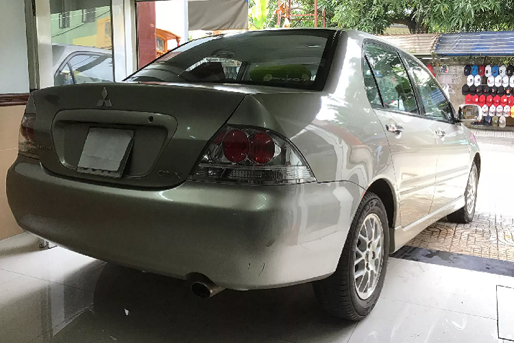 Chiếc Mitsubishi Lancer Gala trong bài viết này thuộc đời 2003, được chủ nhân cho lăn bánh khoảng 200.000 km. Nó hiện đang được một chào bán giá khoảng 180 triệu đồng tại TP HCM.