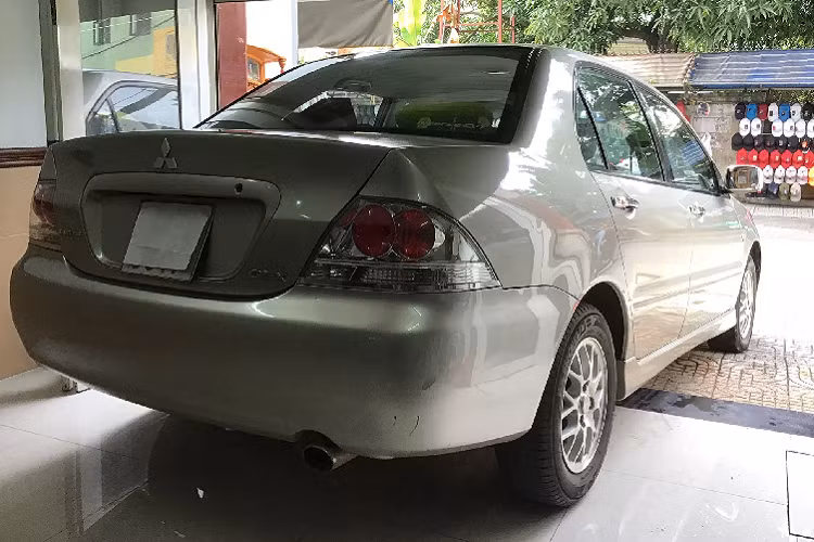 Chiếc Mitsubishi Lancer Gala trong bài viết này thuộc đời 2003, được chủ nhân cho lăn bánh khoảng 200.000 km. Nó hiện đang được một chào bán giá khoảng 180 triệu đồng tại TP HCM.