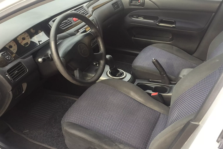 Mitsubishi Lancer Gala đời 2003 có kích thước 4.480 x 1.695 x 1.445 mm, đi kèm với chiều dài cơ sở 2.600mm. Lancer Gala được định vị nằm ở phân khúc sedan phổ thông hạng C. Xe đi kèm với những hệ thống an toàn như chống bó cứng phanh (ABS), phân phối lực phanh điện tử (EBD), túi khí an toàn cho người lái.