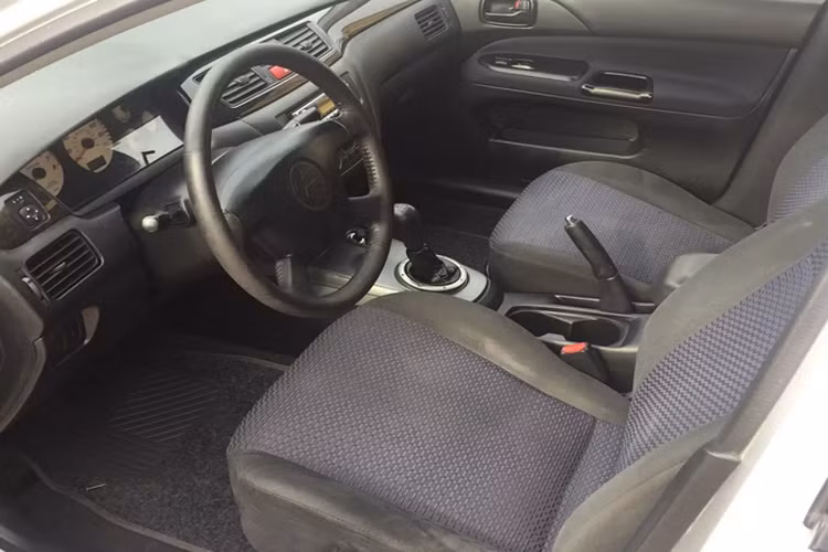 Mitsubishi Lancer Gala đời 2003 có kích thước 4.480 x 1.695 x 1.445 mm, đi kèm với chiều dài cơ sở 2.600mm. Lancer Gala được định vị nằm ở phân khúc sedan phổ thông hạng C. Xe đi kèm với những hệ thống an toàn như chống bó cứng phanh (ABS), phân phối lực phanh điện tử (EBD), túi khí an toàn cho người lái.