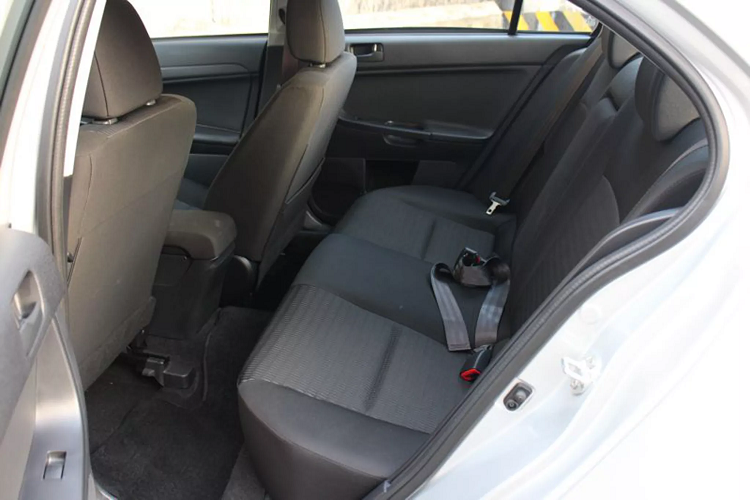 Dẫu vậy, vì cấu tạo hộp số CVT vẫn có những hạn chế nhất định như không chịu được mô-men xoắn cao, chính vì thế loại hộp số này chỉ được sử dụng trên các mẫu xe phổ thông, không sử dụng trên xe bán tải, xe thể thao và hiếm khi dùng trên các mẫu xe hiệu suất cao. Hiện tại cao nhất có thể nhắc đến là trên mẫu Nissan Maxima dùng máy V6 3.5L (300Hp + 353Nm) kết hợp với hộp số XTRONIC CVT.