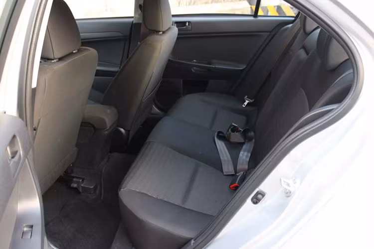 Dẫu vậy, vì cấu tạo hộp số CVT vẫn có những hạn chế nhất định như không chịu được mô-men xoắn cao, chính vì thế loại hộp số này chỉ được sử dụng trên các mẫu xe phổ thông, không sử dụng trên xe bán tải, xe thể thao và hiếm khi dùng trên các mẫu xe hiệu suất cao. Hiện tại cao nhất có thể nhắc đến là trên mẫu Nissan Maxima dùng máy V6 3.5L (300Hp + 353Nm) kết hợp với hộp số XTRONIC CVT.