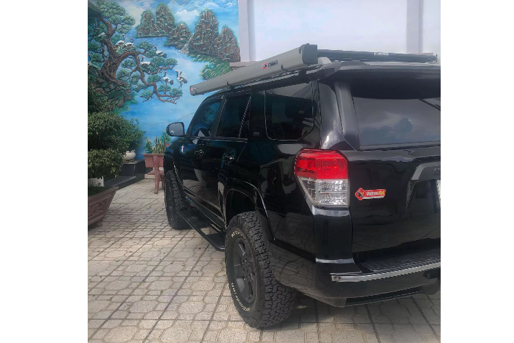 Ưu điểm của Toyota 4Runner nằm ở khung gầm rời, hệ dẫn động 2 cầu và động cơ khoẻ phù hợp để đi nhiều địa hình ghồ ghề. Chính vì điều này, Toyota 4Runner rất được lòng khách hàng thích đi off-road.