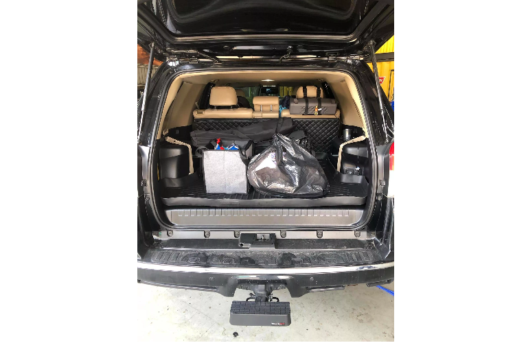 Nhưng nếu có kỹ năng lái, bên cạnh chi phí bỏ ra để thêm “đồ chơi” off-road chuyên dụng, thì 4Runner phiên bản SR5 hoàn toàn đáp ứng cho nhu cầu sử dụng hằng ngày, thường xuyên đi đường khó hoặc chơi off-road. Nếu so với “người anh em” FJ Cruiser cũng dùng máy V6 4.0L, thì dòng 4Runner linh hoạt để sử dụng và thân thiện với người dùng hơn, cũng như khả năng off-road tương đương. Ưu tiên vào trải nghiệm sử dụng và giá bán hợp lý, phiên bản SR5 của Toyota 4Runner được trang bị tiêu chuẩn đủ dùng với đèn pha halogen.