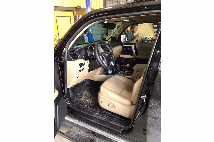 Toyota 4Runner sử dụng động cơ Xăng V6 dung tích 4.0L, DOHC, hút khí tự nhiên (N/A) cho công suất tối đa 270 mã lực tại 5.600 vòng/phút và mô-men xoắn cực đại 376Nm từ 4.400 vòng/phút. Sức mạnh được truyền xuống bốn bánh (4WD), thông qua hộp số tự động 5 cấp (ECT-i).