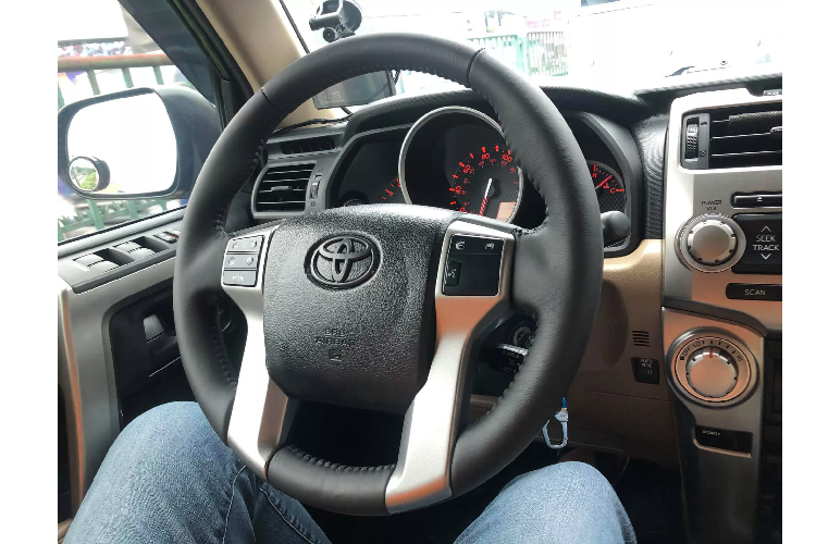 Sử dụng động cơ xăng cỡ lớn và “xác nặng”, chính vì thế 4Runner “ăn uống” khá nhiều, nhưng thực sự đây không phải là điều bận tâm đối với những tay chơi Toyota 4Runner hay Land Cruiser. Như bao sản phẩm SUV của Toyota, dòng xe 4Runner rất đáng tin cậy và ít gặp hỏng hóc vặt. Là bản thấp, nên Toyota 4Runner phiên bản SR5 này thiếu một số “đồ chơi” hỗ trợ vận hành đi off-road như vi sai chống trượt cầu sau, lựa chọn đa địa hình (Multi-Terrain Select) hay chế độ Crawl Control tự động vượt địa hình hỗ trợ xe vượt lún cát (nhẹ).