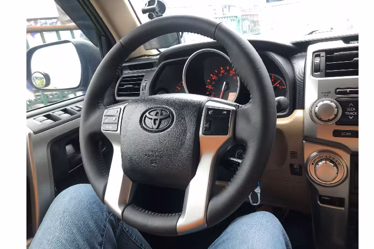 Sử dụng động cơ xăng cỡ lớn và “xác nặng”, chính vì thế 4Runner “ăn uống” khá nhiều, nhưng thực sự đây không phải là điều bận tâm đối với những tay chơi Toyota 4Runner hay Land Cruiser. Như bao sản phẩm SUV của Toyota, dòng xe 4Runner rất đáng tin cậy và ít gặp hỏng hóc vặt. Là bản thấp, nên Toyota 4Runner phiên bản SR5 này thiếu một số “đồ chơi” hỗ trợ vận hành đi off-road như vi sai chống trượt cầu sau, lựa chọn đa địa hình (Multi-Terrain Select) hay chế độ Crawl Control tự động vượt địa hình hỗ trợ xe vượt lún cát (nhẹ).