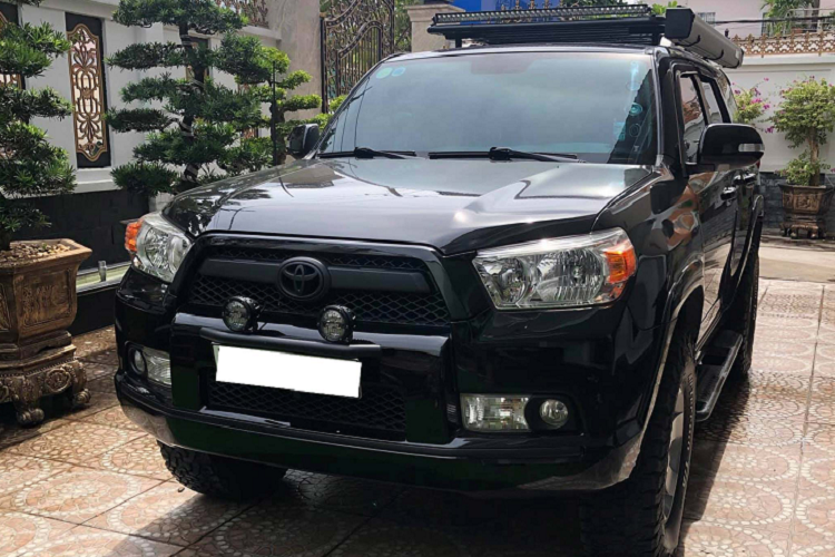 “Dàn chân” lắp bộ mâm 17 inch (nguyên bản). Tuy nhiên, sau khi về Việt Nam chủ xe đã thêm nhiều món “đồ chơi” để cải thiện khả năng off-road và hỗ trợ lái như: Phuộc BP51, vỏ địa hình BF (285/70/R17), lắp thêm baga nóc nhôm, Bạt ARB hộp nhôm có LED, lắp đèn Rigid và trang bị giải trí với đầu giải trí Alpine. Với chi phí khoảng 1,5 tỷ đồng để mua một chiếc SUV 7 chỗ của Toyota.