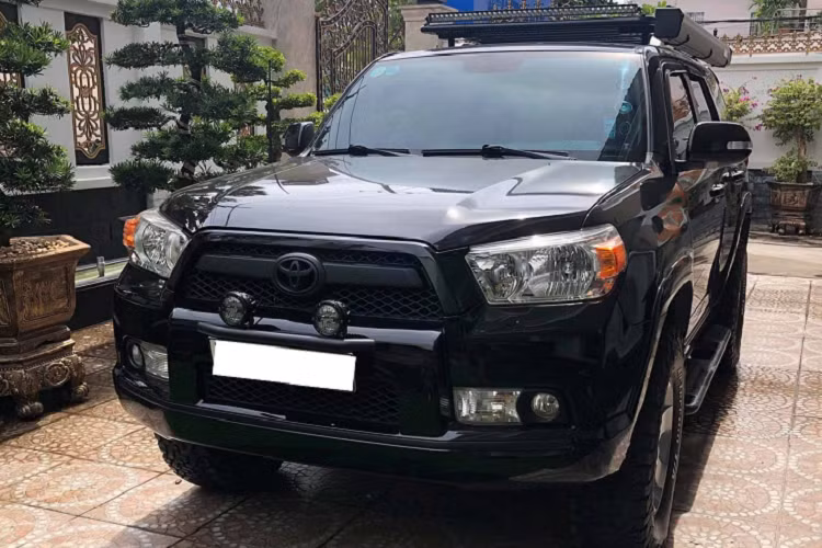 “Dàn chân” lắp bộ mâm 17 inch (nguyên bản). Tuy nhiên, sau khi về Việt Nam chủ xe đã thêm nhiều món “đồ chơi” để cải thiện khả năng off-road và hỗ trợ lái như: Phuộc BP51, vỏ địa hình BF (285/70/R17), lắp thêm baga nóc nhôm, Bạt ARB hộp nhôm có LED, lắp đèn Rigid và trang bị giải trí với đầu giải trí Alpine. Với chi phí khoảng 1,5 tỷ đồng để mua một chiếc SUV 7 chỗ của Toyota.