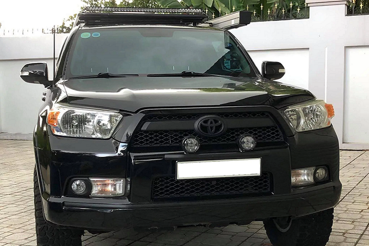 Là dòng xe nhập Mỹ, sử dụng động cơ dung tích lớn, nên giá bán sau thuế của Toyota 4Runner hiện tại hơn 4 tỷ đồng, chính vì khá 4Runner khá kén người chơi. Chính vì thế, Toyota 4Runner tại Việt Nam thường là lựa chọn của các khách hàng có điều kiện kinh tế khá giả, nếu không muốn nói là nó không dành cho số đông.