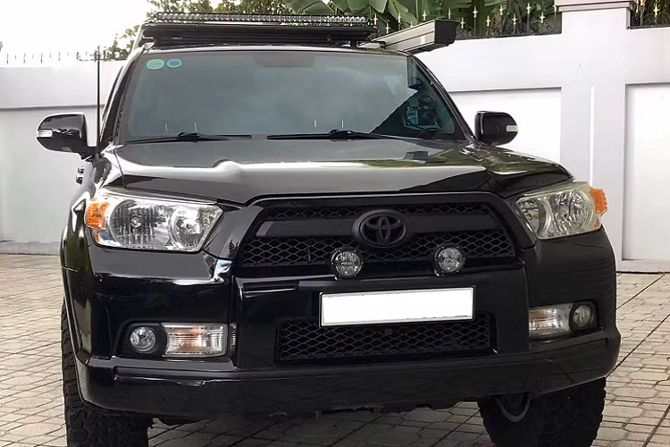 Là dòng xe nhập Mỹ, sử dụng động cơ dung tích lớn, nên giá bán sau thuế của Toyota 4Runner hiện tại hơn 4 tỷ đồng, chính vì khá 4Runner khá kén người chơi. Chính vì thế, Toyota 4Runner tại Việt Nam thường là lựa chọn của các khách hàng có điều kiện kinh tế khá giả, nếu không muốn nói là nó không dành cho số đông.
