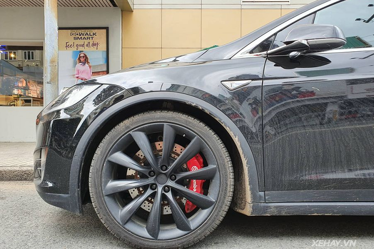 Bên cạnh hiệu suất mạnh mẽ, SUV điện Model X P100D còn gây ấn tượng khi được trang bị cửa cánh chim và kính chắn gió trước dạng Panorama - đây là loại kính liền mảnh lớn nhất từng được lắp trên một mẫu xe đại trà. Cửa cánh chim trên Tesla Model X P100D cũng có thể mở dễ dàng dù cho đang đậu trong không gian chật hẹp bị kẹp sát giữa hai xe.