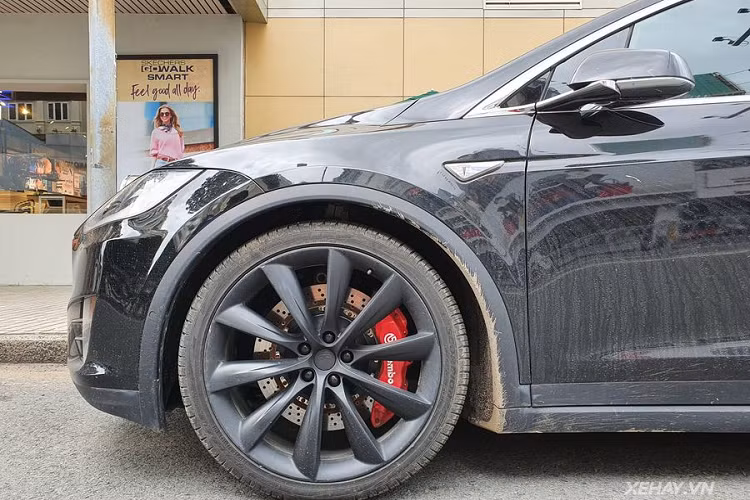 Bên cạnh hiệu suất mạnh mẽ, SUV điện Model X P100D còn gây ấn tượng khi được trang bị cửa cánh chim và kính chắn gió trước dạng Panorama - đây là loại kính liền mảnh lớn nhất từng được lắp trên một mẫu xe đại trà. Cửa cánh chim trên Tesla Model X P100D cũng có thể mở dễ dàng dù cho đang đậu trong không gian chật hẹp bị kẹp sát giữa hai xe.