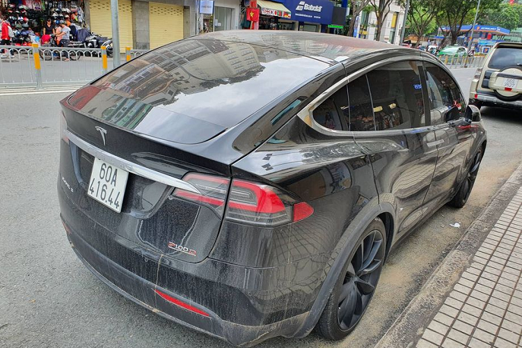 Con số này tương đương với nhiều siêu xe thể thao sử dụng động cơ đốt trong như Ferrari F12 Berlinetta hay Lamborghini Aventador LP700-4. Được biết, để xe sạc đầy từ 0-100% cần tới 9,5 giờ cắm sạc liên tục với nguồn điện áp 220V. Đi kèm với đó là trang bị hộp số tự động và hệ dẫn động 4 bánh toàn thời gian.