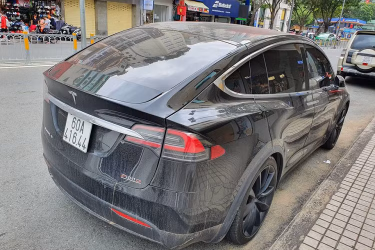 Con số này tương đương với nhiều siêu xe thể thao sử dụng động cơ đốt trong như Ferrari F12 Berlinetta hay Lamborghini Aventador LP700-4. Được biết, để xe sạc đầy từ 0-100% cần tới 9,5 giờ cắm sạc liên tục với nguồn điện áp 220V. Đi kèm với đó là trang bị hộp số tự động và hệ dẫn động 4 bánh toàn thời gian.