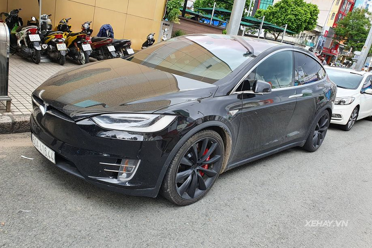 Tesla Model X được ra mắt lần đầu vào năm 2015. Chiếc xe trong bài là chiếc Model X đầu tiên cập cảng Sài Gòn và hiện đang thuộc sở hữu của một đại gia tỉnh Đồng Nai. Mức giá được đồn đoán cho chiếc xe này cũng như mọi chiếc Tesla Model X tại Việt Nam dao động trong khoảng từ 8 đến trên 11 tỷ đồng.