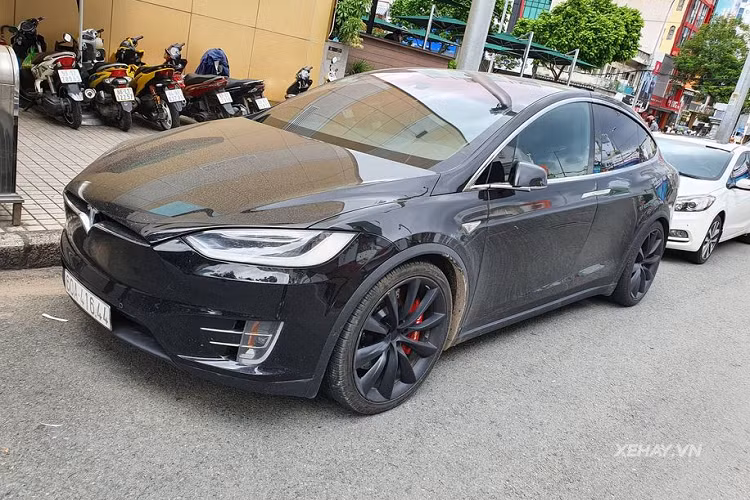 Tesla Model X được ra mắt lần đầu vào năm 2015. Chiếc xe trong bài là chiếc Model X đầu tiên cập cảng Sài Gòn và hiện đang thuộc sở hữu của một đại gia tỉnh Đồng Nai. Mức giá được đồn đoán cho chiếc xe này cũng như mọi chiếc Tesla Model X tại Việt Nam dao động trong khoảng từ 8 đến trên 11 tỷ đồng.