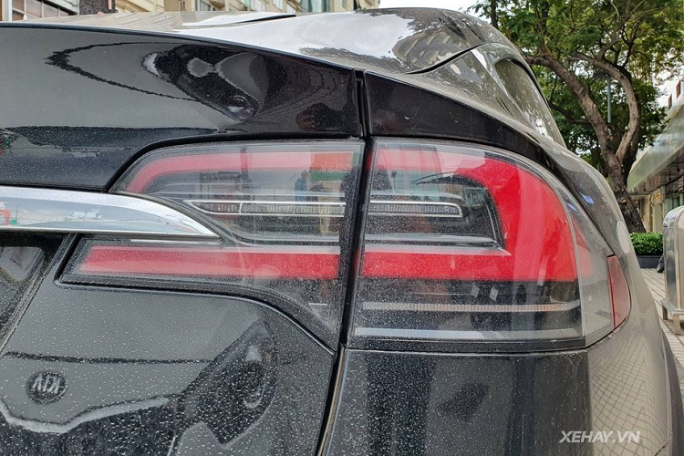 Là một chiếc xe điện hướng tới tương lai, Tesla Model X sở hữu hàng loạt công nghệ tiên tiến như hệ thống tự lái Autopilot với AEB dựa trên radar tiêu chuẩn và hệ thống tránh va chạm mặt đất bằng sóng siêu âm. Tesla sử dụng một hệ thống radar băng rộng, có thể nhìn xuyên qua kim loại để giữ cho cửa cánh chim không va vào các vật gần đó khi mở hoặc đóng.