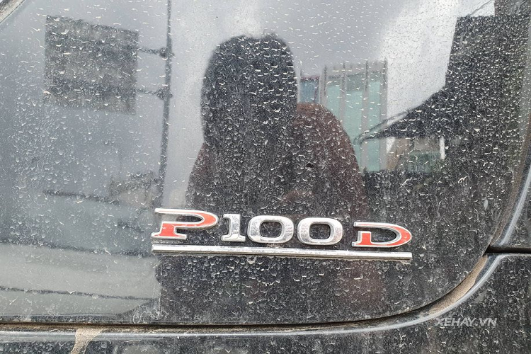 Điểm nhấn ngoại thất của chiếc Model X này nằm ở màu sơn đen mạnh mẽ, hệ thống đèn chiếu sáng đều là dạng LED, la-zăng 22 inch sơn đồng màu thân xe, cụm phanh Brembo màu đỏ nổi bật, cửa sau dạng cánh chim cắt kéo có thể mở lên / đóng xuống dễ dàng dù xe đỗ ở khu vực hẹp. Bên cạnh đó, Tesla Model X còn là chiếc xe thương mại đầu tiên có bộ lọc HEPA đặt ở mặt trước của xe, giúp không khí bên trong cabin luôn đảm bảo sạch sẽ, không phụ thuộc chất lượng không khí bên ngoài.