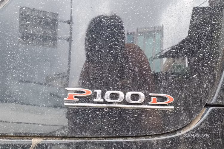 Điểm nhấn ngoại thất của chiếc Model X này nằm ở màu sơn đen mạnh mẽ, hệ thống đèn chiếu sáng đều là dạng LED, la-zăng 22 inch sơn đồng màu thân xe, cụm phanh Brembo màu đỏ nổi bật, cửa sau dạng cánh chim cắt kéo có thể mở lên / đóng xuống dễ dàng dù xe đỗ ở khu vực hẹp. Bên cạnh đó, Tesla Model X còn là chiếc xe thương mại đầu tiên có bộ lọc HEPA đặt ở mặt trước của xe, giúp không khí bên trong cabin luôn đảm bảo sạch sẽ, không phụ thuộc chất lượng không khí bên ngoài.