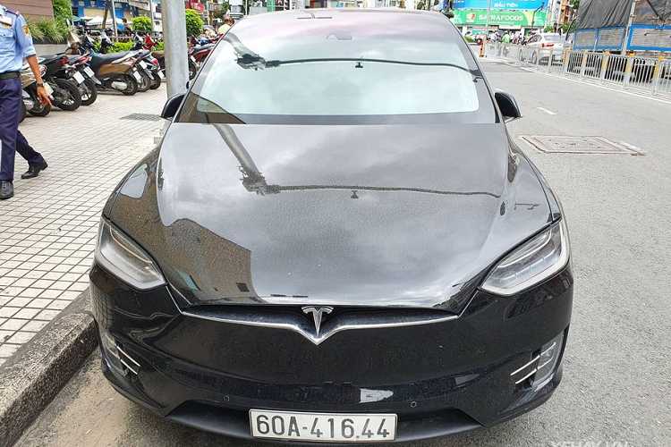 Chiếc Tesla Model X trong bài thuộc phiên bản P100D. Do đó, xe được trang bị viên pin 100kWh với phạm vi di chuyển tối đa lên tới 465 km cùng thời gian sạc khoảng 9,5 giờ. Mẫu xe này được trang bị 2 động cơ điện đặt ở trục bánh trước và sau. Động cơ phía trước cung cấp công suất 258 mã lực và động cơ phía sau công suất 503 mã lực, tổng công suất 761 mã lực, giúp xe tăng tốc từ 0 - 100 km/h chỉ với 2,9 giây.