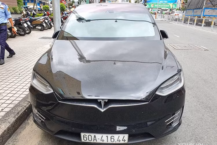 Chiếc Tesla Model X trong bài thuộc phiên bản P100D. Do đó, xe được trang bị viên pin 100kWh với phạm vi di chuyển tối đa lên tới 465 km cùng thời gian sạc khoảng 9,5 giờ. Mẫu xe này được trang bị 2 động cơ điện đặt ở trục bánh trước và sau. Động cơ phía trước cung cấp công suất 258 mã lực và động cơ phía sau công suất 503 mã lực, tổng công suất 761 mã lực, giúp xe tăng tốc từ 0 - 100 km/h chỉ với 2,9 giây.