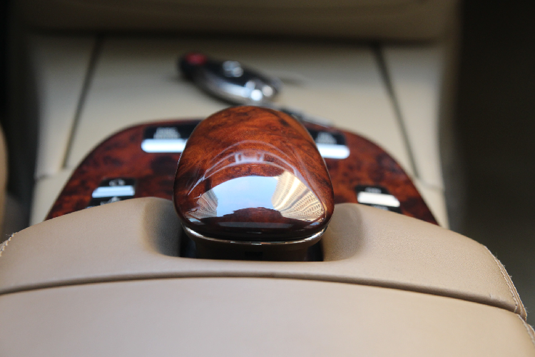 Điểm nổi bật và độc đáo của chiếc S600 này so với những chiếc S-Class đời cũ (W221) đang được rao bán trên thị trường chính là động cơ V12 dung tích 5.5L tăng áp kép Biturbo bên dưới nắp ca-pô sản sinh công suất tối đa 510 mã lực tại 5.000 vòng/phút và mô-men xoắn cực đại lên đến 830 Nm đạt được tại dải vòng tua rất sớm từ 1.800 – 3.500 vòng/phút.