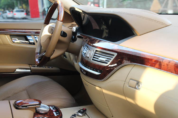 Theo thông tin rao bán, sau hơn 10 năm sử dụng, chiếc giá xe Mercedes-Benz S600 cũ đời 2009 này đã được “thách cưới” 1,299 tỷ đồng, tức rẻ hơn 100 triệu đồng so với giá trị của một chiếc C180 “mới cóng” hiện nay. Hiên xe đã lăn bánh được khoảng 55.000km.