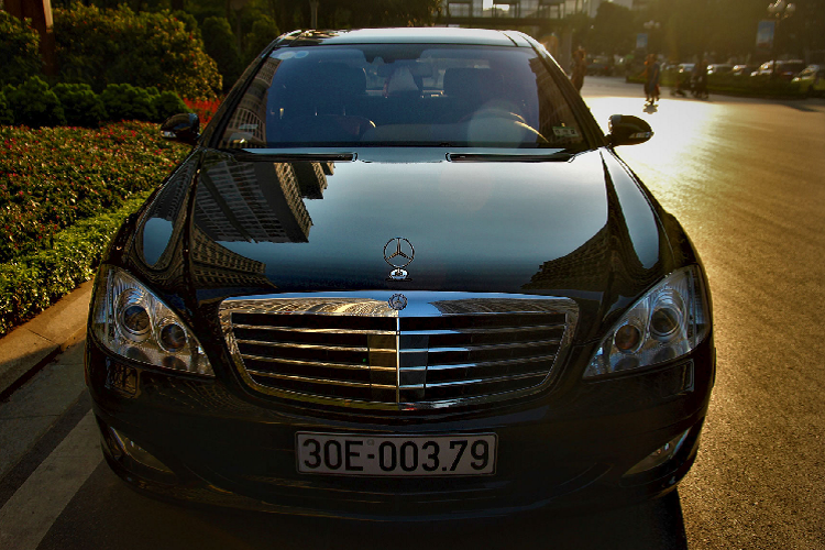 Trên thực tế, số đông sẽ không dám mạo hiểm để mua một chiếc sedan hạng sang của Đức có “tuổi đời” hơn 10 năm như chiếc xe sang Mercedes-Benz S600 này. Tuy nhiên, những chiếc sedan hạng sang đời cũ vẫn thu hútn được một nhóm khách hàng muốn trải nghiệm, sử dụng xe sang quan tâm với chi phí mua xe hợp lý.