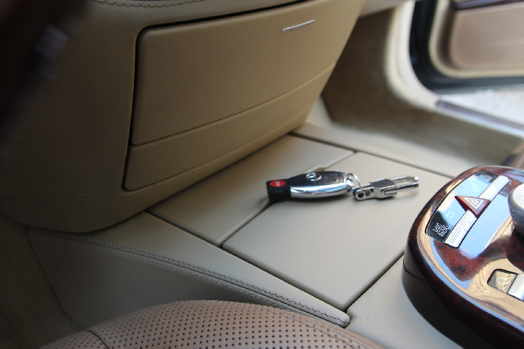 Là một trong dòng xe sang bậc nhất trên thị trường cách đây hơn 10 năm, S600 đời 2009 được trang bị rất nhiều “đồ chơi” tiện nghi &amp; hỗ trợ lái như nội thất được bọc da cao cấp màu be, ốp gỗ cao cấp, 10 túi khí an toàn, bệ tỳ tay tích hợp điều khiển đa chức năng ở hàng ghế ông chủ, rèm che nắng điều khiển điện, 14 loa hàng hiệu Harman Kardon, CD 6 đĩa, DVD, ghế lái &amp; ghế phụ chỉnh điện 12 hướng,…