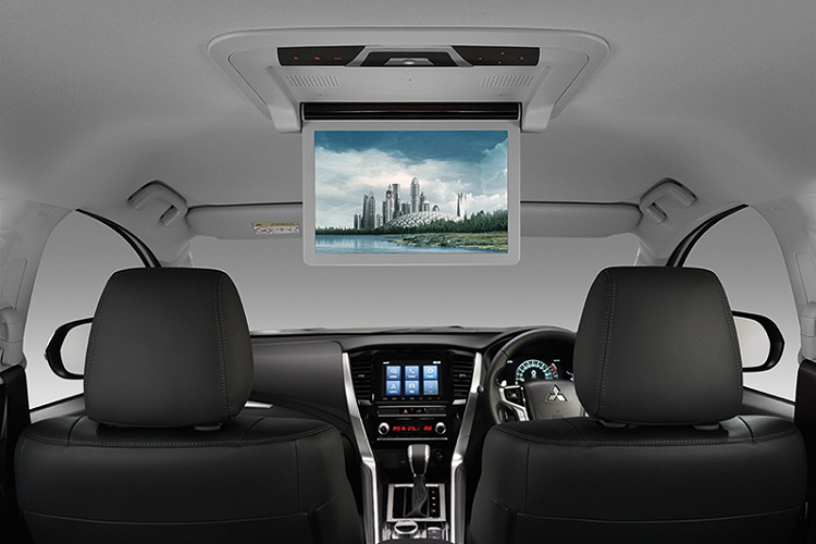 Ngoài ra, Pajero Sport GT-PLUS còn có hệ thống giải trí riêng cho người ngồi sau gồm màn hình 12,1 inch, điều khiển từ xa và tai nghe không dây. Các tính năng khác trong xe như đá cốp, giữ phanh tự động, phanh tay điện, camera 360 độ và cảm biến đỗ xe. 