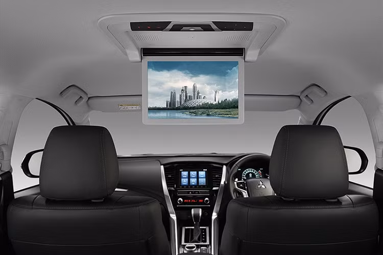 Ngoài ra, Pajero Sport GT-PLUS còn có hệ thống giải trí riêng cho người ngồi sau gồm màn hình 12,1 inch, điều khiển từ xa và tai nghe không dây. Các tính năng khác trong xe như đá cốp, giữ phanh tự động, phanh tay điện, camera 360 độ và cảm biến đỗ xe. 