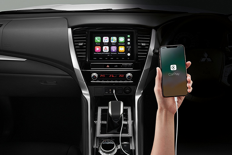 Ở bên trong, xe sở hữu ghế bọc da, ghế lái chỉnh điện 8 hướng, bảng điều khiển và cửa được bọc vật liệu mềm, điều hòa không khí 2 vùng độc lập, ổ cắm điện và cổng USB. 