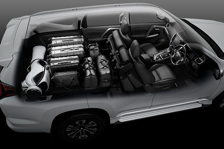 Nội thất Mitsubishi Pajero Sport thế hệ mới không có quá nhiều thay đổi. Nâng cấp đáng chú ý nhất là bảng đồng hồ kỹ thuật số mới kích thước 8 inch và màn hình thông tin giải trí Smartphone-Link Display Audio 8 inch hỗ trợ kết nối Apple CarPlay/Android Auto. 