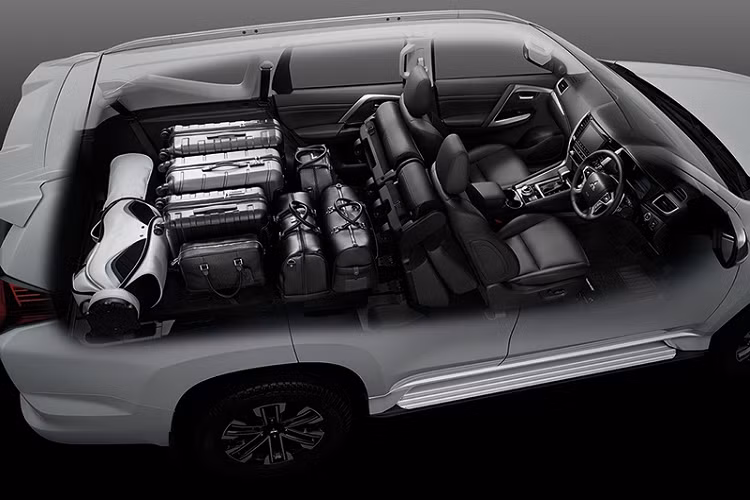 Nội thất Mitsubishi Pajero Sport thế hệ mới không có quá nhiều thay đổi. Nâng cấp đáng chú ý nhất là bảng đồng hồ kỹ thuật số mới kích thước 8 inch và màn hình thông tin giải trí Smartphone-Link Display Audio 8 inch hỗ trợ kết nối Apple CarPlay/Android Auto. 