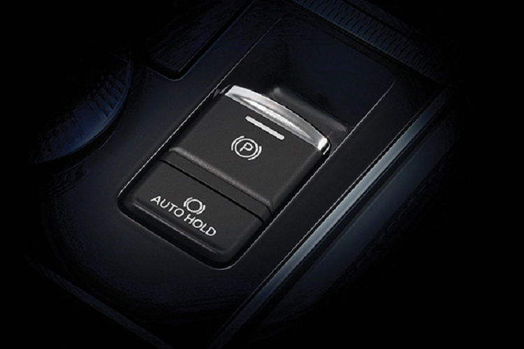 Cung cấp sức mạnh cho Pajero Sport GT-PLUS là động cơ tăng áp diesel MIVEC VG 4 xy-lanh 2.4L, sản sinh công suất 181 mã lực tại 3.500 vòng/phút và mô-men xoắn 430 Nm tại 2.500 vòng/phút. Đi kèm với động cơ là hộp số tự động 8 cấp. 