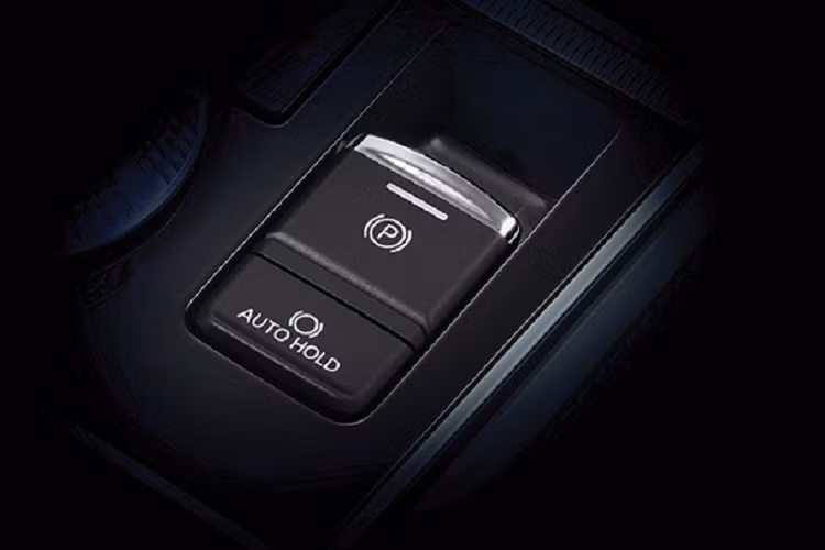 Cung cấp sức mạnh cho Pajero Sport GT-PLUS là động cơ tăng áp diesel MIVEC VG 4 xy-lanh 2.4L, sản sinh công suất 181 mã lực tại 3.500 vòng/phút và mô-men xoắn 430 Nm tại 2.500 vòng/phút. Đi kèm với động cơ là hộp số tự động 8 cấp. 