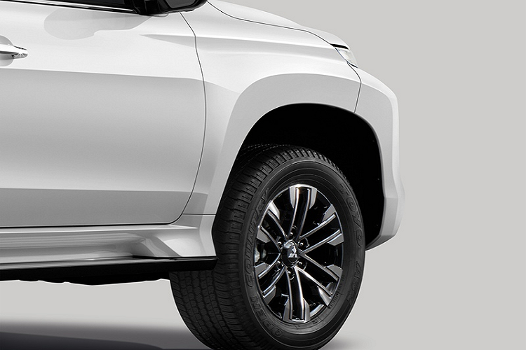 Mitsubishi Pajero Sport GT-PLUS mới được trang bị hệ thống đèn chiếu sáng bi-LED tự động cân bằng góc chiếu và toàn bộ đèn daylight, đèn báo rẽ, đèn sương mù, đèn hậu đều bằng LED. Ngoài ra, phiên bản này còn đi kèm bộ mâm hợp kim 18 inch 2 tone màu và ăng-ten dạng vây cá. 