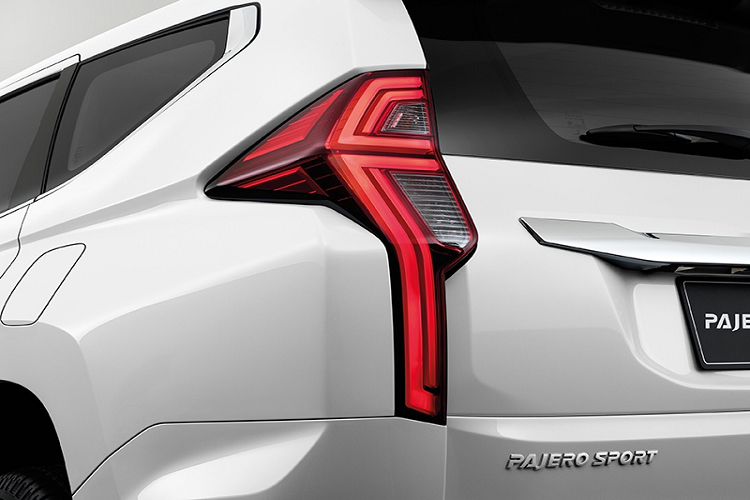 Ra mắt toàn cầu hồi tháng 7/2019, Mitsubishi Pajero Sport 2020 thuộc phiên bản nâng cấp giữa vòng đời. Ở phiên bản facelift, Pajero Sport vẫn được áp dụng ngôn ngữ Dynamic Shield nhưng được thiết kế cứng cáp và vuông vức hơn đời trước. 