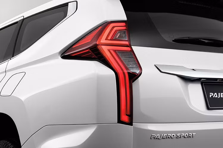 Ra mắt toàn cầu hồi tháng 7/2019, Mitsubishi Pajero Sport 2020 thuộc phiên bản nâng cấp giữa vòng đời. Ở phiên bản facelift, Pajero Sport vẫn được áp dụng ngôn ngữ Dynamic Shield nhưng được thiết kế cứng cáp và vuông vức hơn đời trước. 