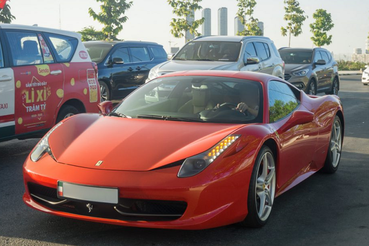 Với những ai hâm mộ siêu xe tại Việt Nam, siêu xe Ferrari 458 Italia chắc chắn không còn quá xa lạ khi số lượng xe được đưa về nước phục vụ khách hàng Việt là không ít. Tuy vậy, do đã có tuổi đời gần 10 năm nên không còn nhiều xe được giữ ở tình trạng tốt nhất.