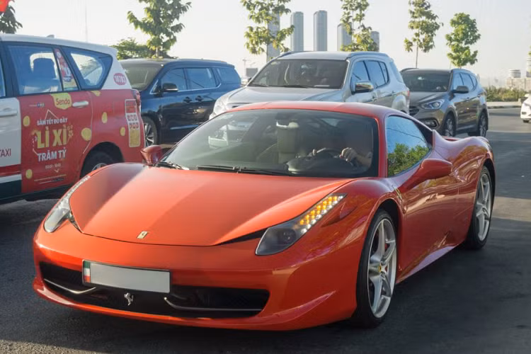 Với những ai hâm mộ siêu xe tại Việt Nam, siêu xe Ferrari 458 Italia chắc chắn không còn quá xa lạ khi số lượng xe được đưa về nước phục vụ khách hàng Việt là không ít. Tuy vậy, do đã có tuổi đời gần 10 năm nên không còn nhiều xe được giữ ở tình trạng tốt nhất.