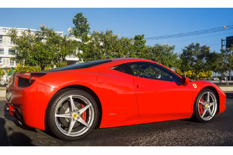 “Siêu ngựa” thuộc bộ sưu tập siêu xe và xe siêu sang của một doanh nhân tại Sài Gòn với những cái tên như McLaren 650S Spider MSO, BMW i8, Audi R8 V10 Plus, Porsche 911 GT2 RS, Rolls-Royce Phantom, Rolls-Royce Phantom Drophead Coupe, Maybach 62S, …